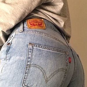 VINTAGE LEVIS LOW WAISTED LIGHT WASH JEANS